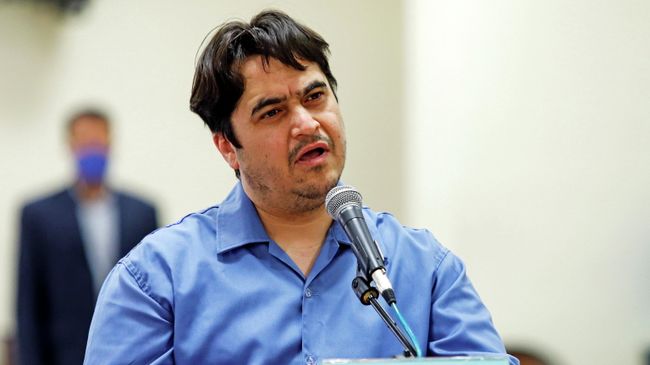 Руководитель новостного портала Амад Ньюз Рухолла Зам в зале суда в Тегеране, Иран