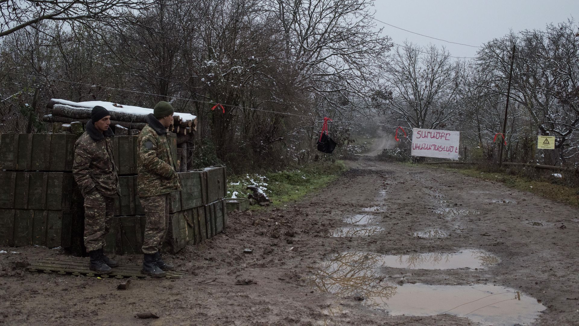 Военнослужащие армии обороны непризнанной Нагорно-Карабахской республики на одной из улиц в селе Тагавард Мартунинского района в Нагорном Карабахе Военнослужащие армии обороны непризнанной Нагорно-Карабахской республики на одной из улиц в селе Тагавард Мартунинского района в Нагорном Карабахе - РИА Новости, 1920, 18.12.2020