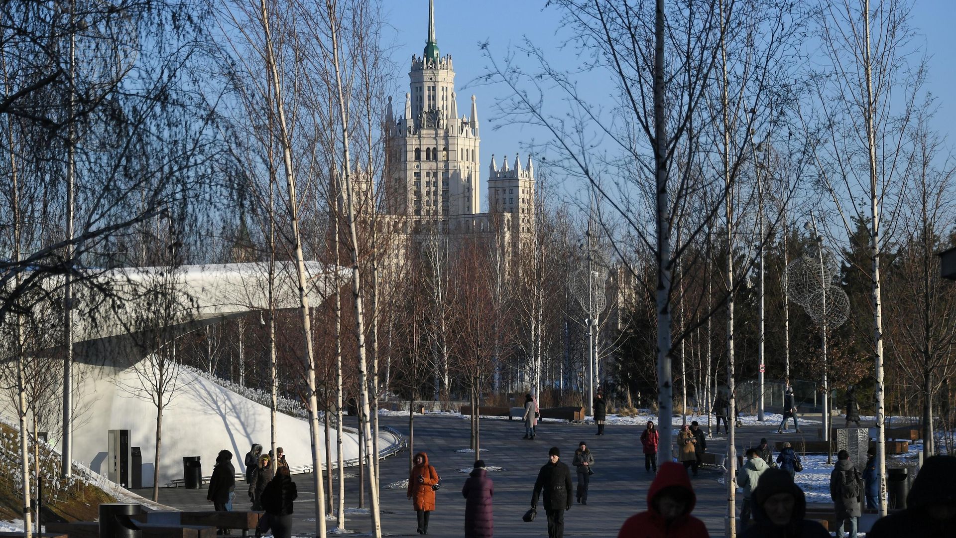 Посетители парка Зарядье в Москве Посетители парка Зарядье в Москве - РИА Новости, 1920, 18.03.2022