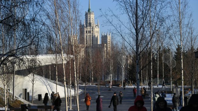Посетители парка Зарядье в Москве