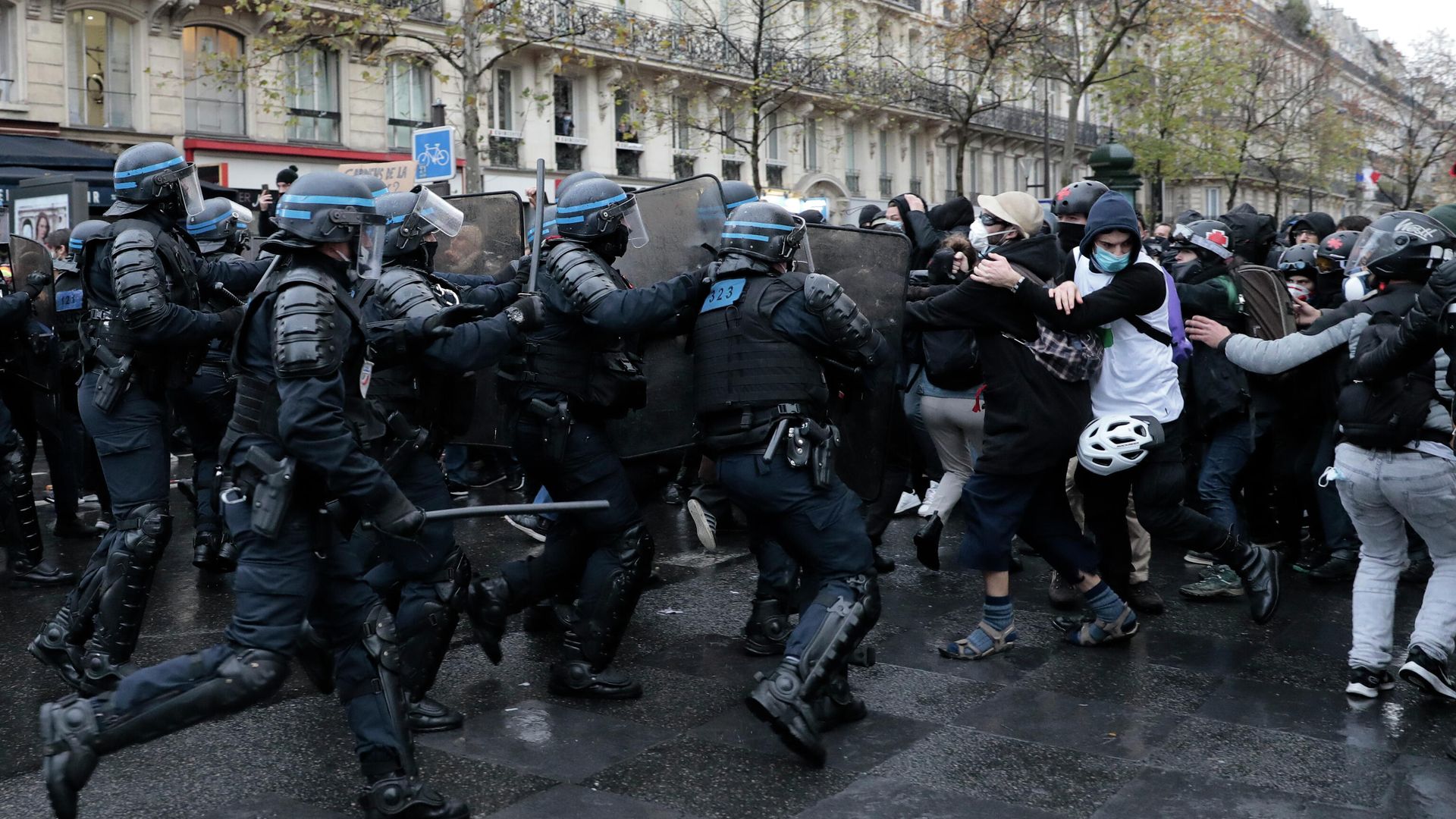 Драка между сотрудниками полиции и протестующими на акции против 24-й статьи законопроекта О глобальной безопасности в Париже, Франция Драка между сотрудниками полиции и протестующими на акции против 24-й статьи законопроекта О глобальной безопасности в Париже, Франция - РИА Новости, 1920, 12.12.2020