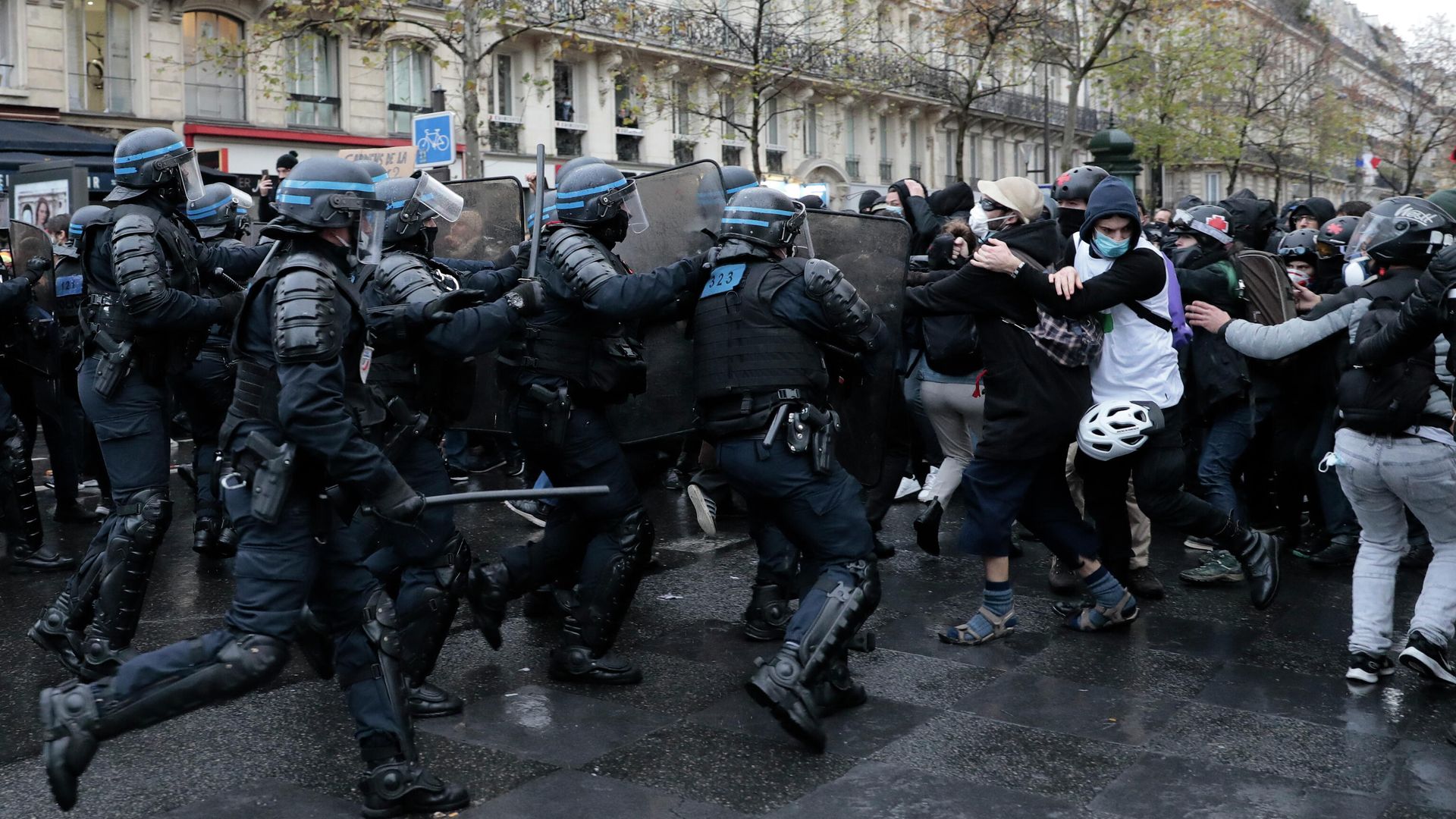 Драка между сотрудниками полиции и протестующими на акции против 24-й статьи законопроекта О глобальной безопасности в Париже, Франция - РИА Новости, 1920, 12.12.2020