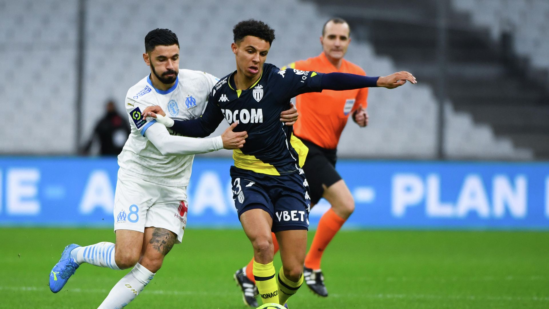 Monaco’s French midfielder Sofiane Diop (C) vies with Marseille's French midfielder Morgan Sanson during the French L1 football match between Olympique de Marseille (OM) and AS Monaco at the Velodrome Stadium in Marseille, southeastern France, on December 12, 2020. (Photo by CLEMENT MAHOUDEAU / AFP) - РИА Новости, 1920, 12.12.2020