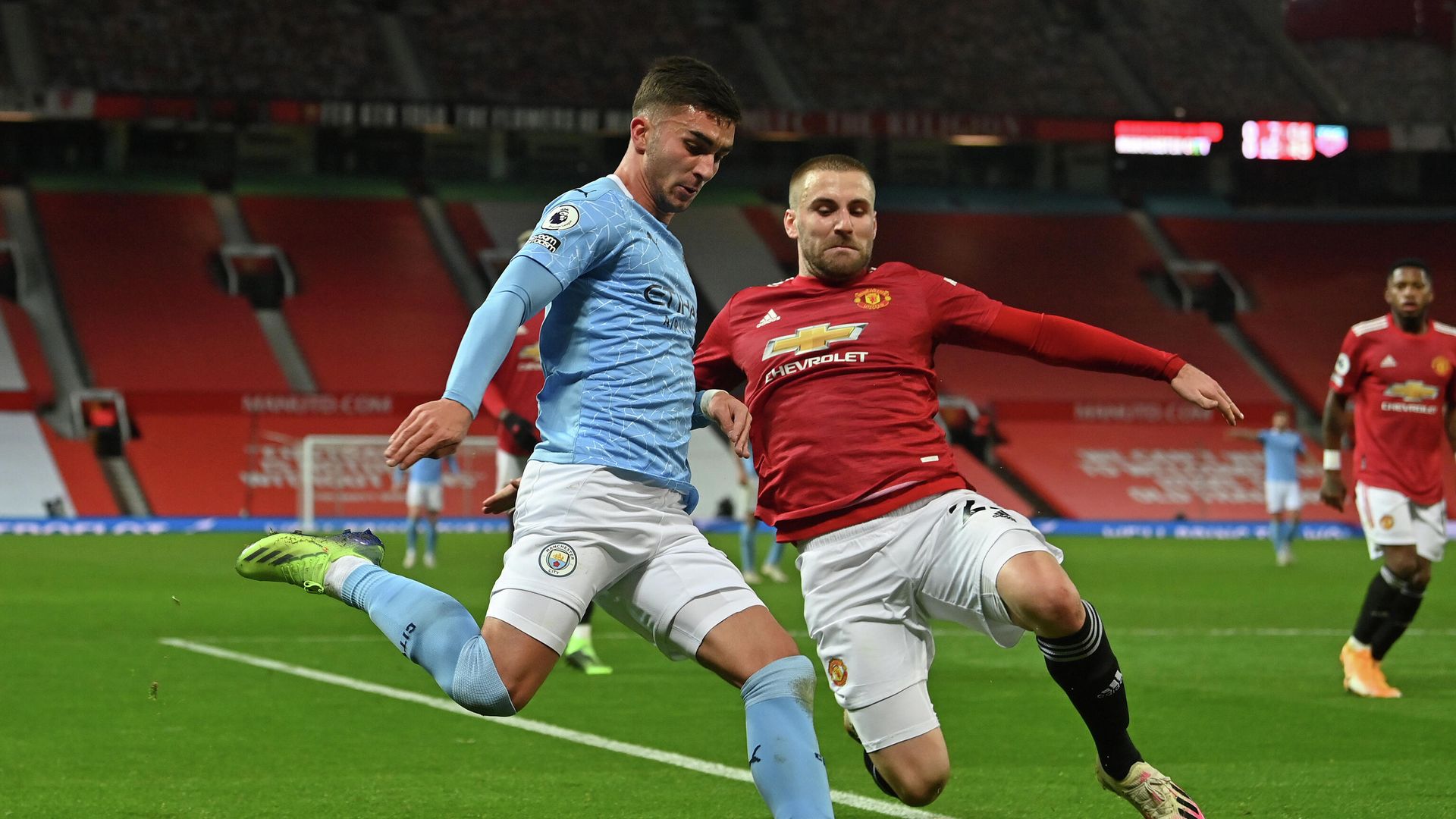 Manchester City's Spanish midfielder Ferran Torres (L) vies with Manchester United's English defender Luke Shaw (R) during the English Premier League football match between Manchester United and Manchester City at Old Trafford in Manchester, north west England, on December 12, 2020. (Photo by Paul ELLIS / POOL / AFP) / RESTRICTED TO EDITORIAL USE. No use with unauthorized audio, video, data, fixture lists, club/league logos or 'live' services. Online in-match use limited to 120 images. An additional 40 images may be used in extra time. No video emulation. Social media in-match use limited to 120 images. An additional 40 images may be used in extra time. No use in betting publications, games or single club/league/player publications. / Manchester City's Spanish midfielder Ferran Torres (L) vies with Manchester United's English defender Luke Shaw (R) during the English Premier League football match between Manchester United and Manchester City at Old Trafford in Manchester, north west England, on December 12, 2020. (Photo by Paul ELLIS / POOL / AFP) / RESTRICTED TO EDITORIAL USE. No use with unauthorized audio, video, data, fixture lists, club/league logos or 'live' services. Online in-match use limited to 120 images. An additional 40 images may be used in extra time. No video emulation. Social media in-match use limited to 120 images. An additional 40 images may be used in extra time. No use in betting publications, games or single club/league/player publications. / - РИА Новости, 1920, 12.12.2020