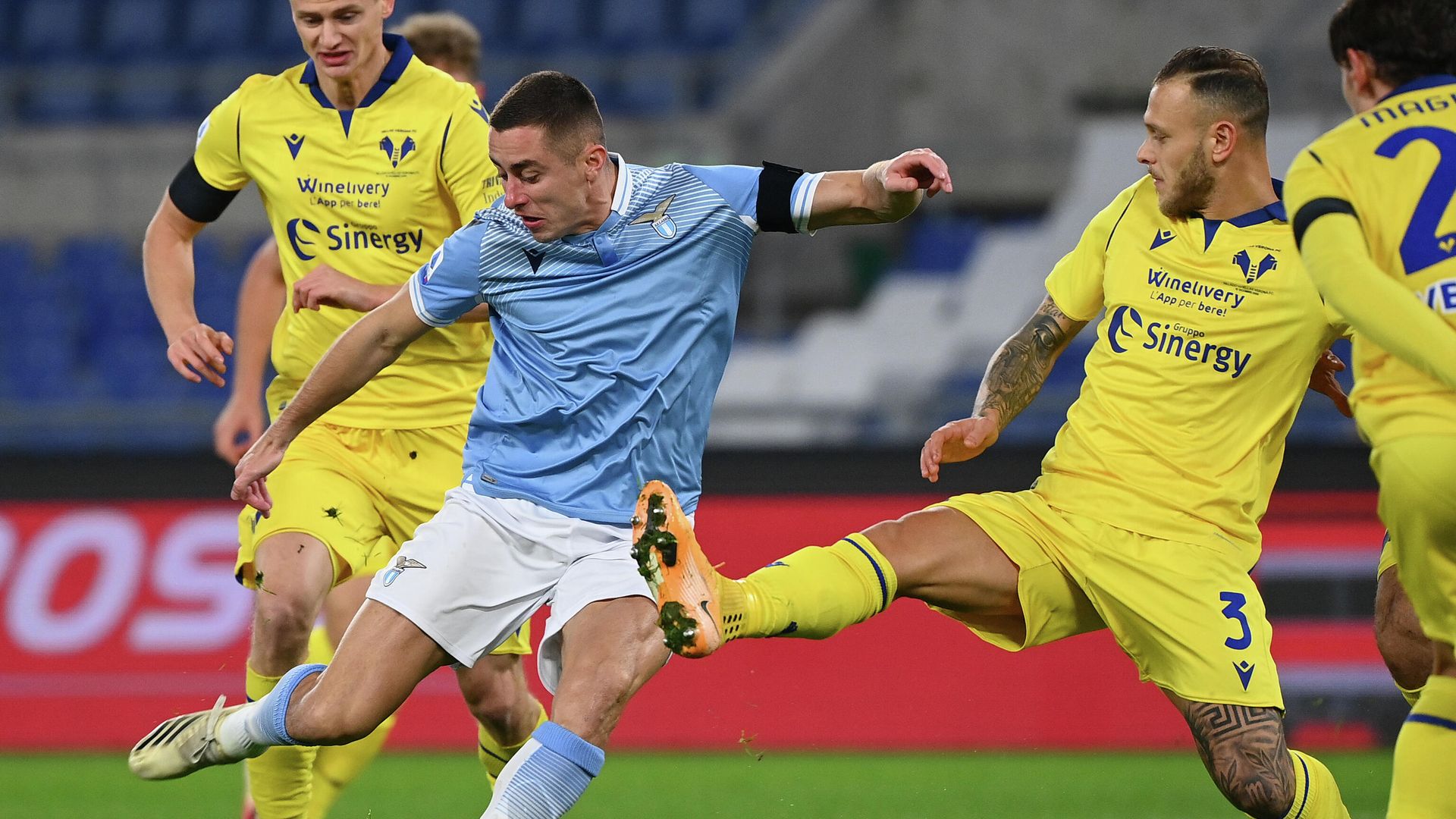 Lazio's Serbian defender Adam Marusic (L) shots over Verona's Italian defender Federico Dimarco during the Italian Serie A football match between Lazio and Verona at the Olympic stadium in Rome, on December 12, 2020. (Photo by Vincenzo PINTO / AFP) Lazio's Serbian defender Adam Marusic (L) shots over Verona's Italian defender Federico Dimarco during the Italian Serie A football match between Lazio and Verona at the Olympic stadium in Rome, on December 12, 2020. (Photo by Vincenzo PINTO / AFP) - РИА Новости, 1920, 13.12.2020