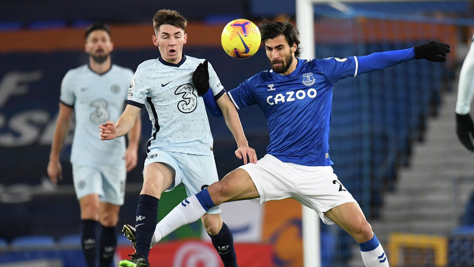 Chelsea's Scottish midfielder Billy Gilmour (L) vies with Everton's Portuguese midfielder Andre Gomes (R) during the English Premier League football match between Everton and Chelsea at Goodison Park in Liverpool, north west England on December 12, 2020. (Photo by PETER POWELL / POOL / AFP) / RESTRICTED TO EDITORIAL USE. No use with unauthorized audio, video, data, fixture lists, club/league logos or 'live' services. Online in-match use limited to 120 images. An additional 40 images may be used in extra time. No video emulation. Social media in-match use limited to 120 images. An additional 40 images may be used in extra time. No use in betting publications, games or single club/league/player publications. / Chelsea's Scottish midfielder Billy Gilmour (L) vies with Everton's Portuguese midfielder Andre Gomes (R) during the English Premier League football match between Everton and Chelsea at Goodison Park in Liverpool, north west England on December 12, 2020. (Photo by PETER POWELL / POOL / AFP) / RESTRICTED TO EDITORIAL USE. No use with unauthorized audio, video, data, fixture lists, club/league logos or 'live' services. Online in-match use limited to 120 images. An additional 40 images may be used in extra time. No video emulation. Social media in-match use limited to 120 images. An additional 40 images may be used in extra time. No use in betting publications, games or single club/league/player publications. / - РИА Новости, 1920, 13.12.2020