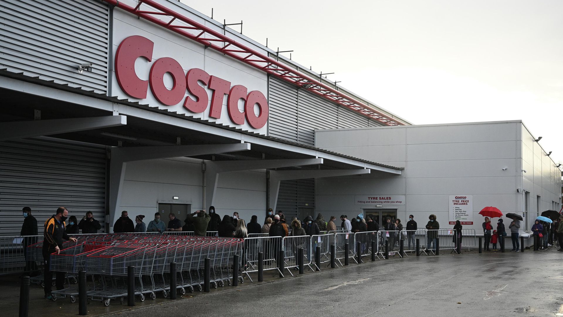 Очередь на вход в супермаркет Costco в Лидсе, Великобритания Очередь на вход в супермаркет Costco в Лидсе, Великобритания - РИА Новости, 1920, 13.12.2020