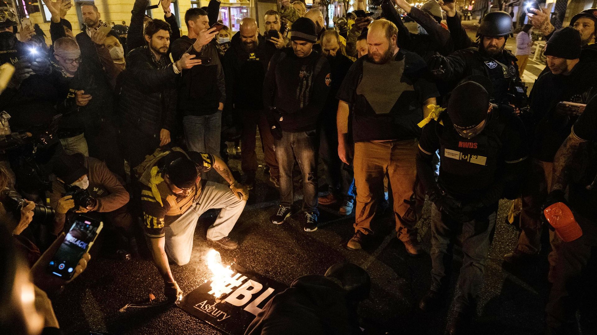 Члены движения Proud Boys сжигают флаг с символикой BLM после протестной акции Stop the Steal в Вашингтоне против результатов выборов президента США Члены движения Proud Boys сжигают флаг с символикой BLM после протестной акции Stop the Steal в Вашингтоне против результатов выборов президента США - РИА Новости, 1920, 05.01.2021