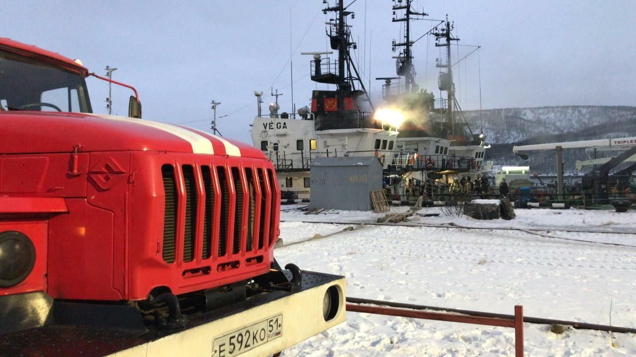 Возгорание на судне Вега у причала мурманской судоверфи Возгорание на судне Вега у причала мурманской судоверфи - РИА Новости, 1920, 13.12.2020
