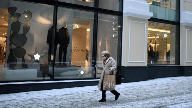 Женщина в защитной маске на одной из улиц в Москве