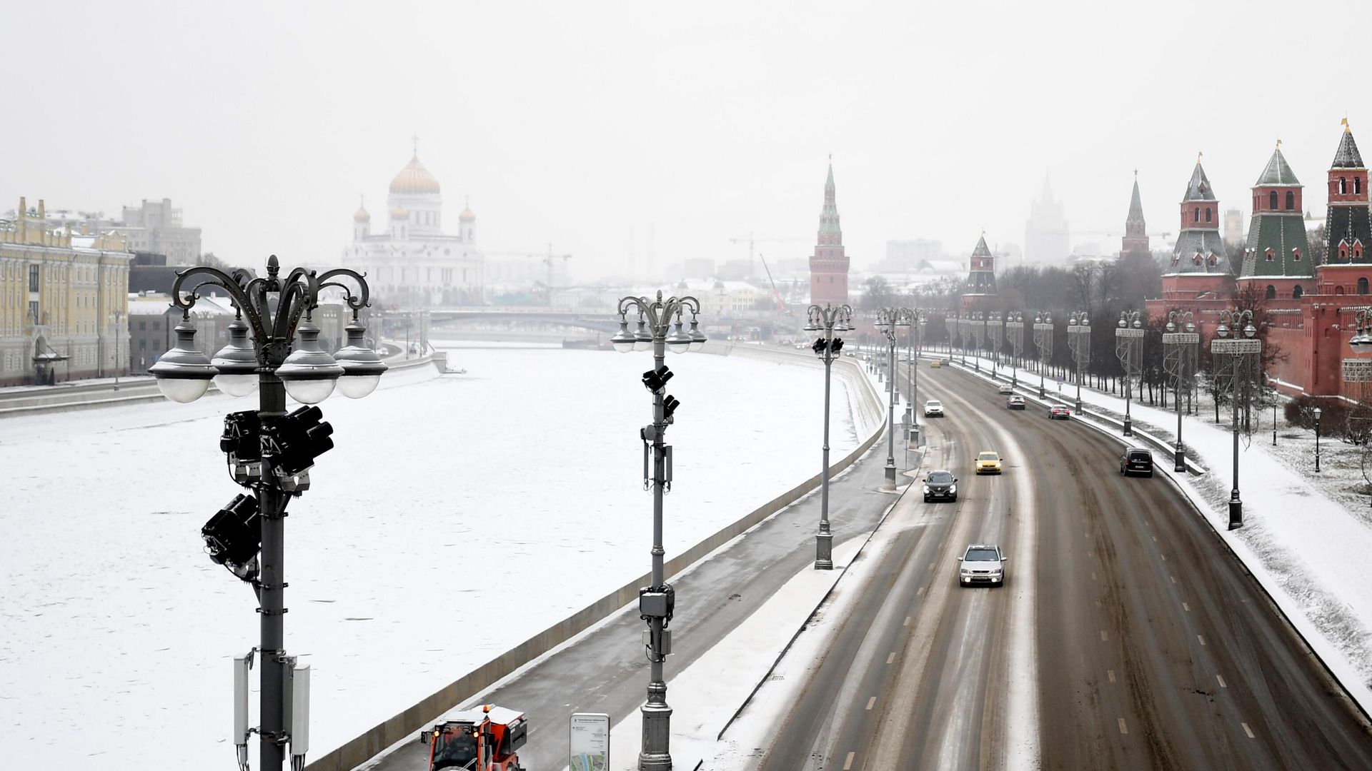 Автомобильное движение на Кремлевской набережной в Москве Автомобильное движение на Кремлевской набережной в Москве - РИА Новости, 1920, 25.01.2021