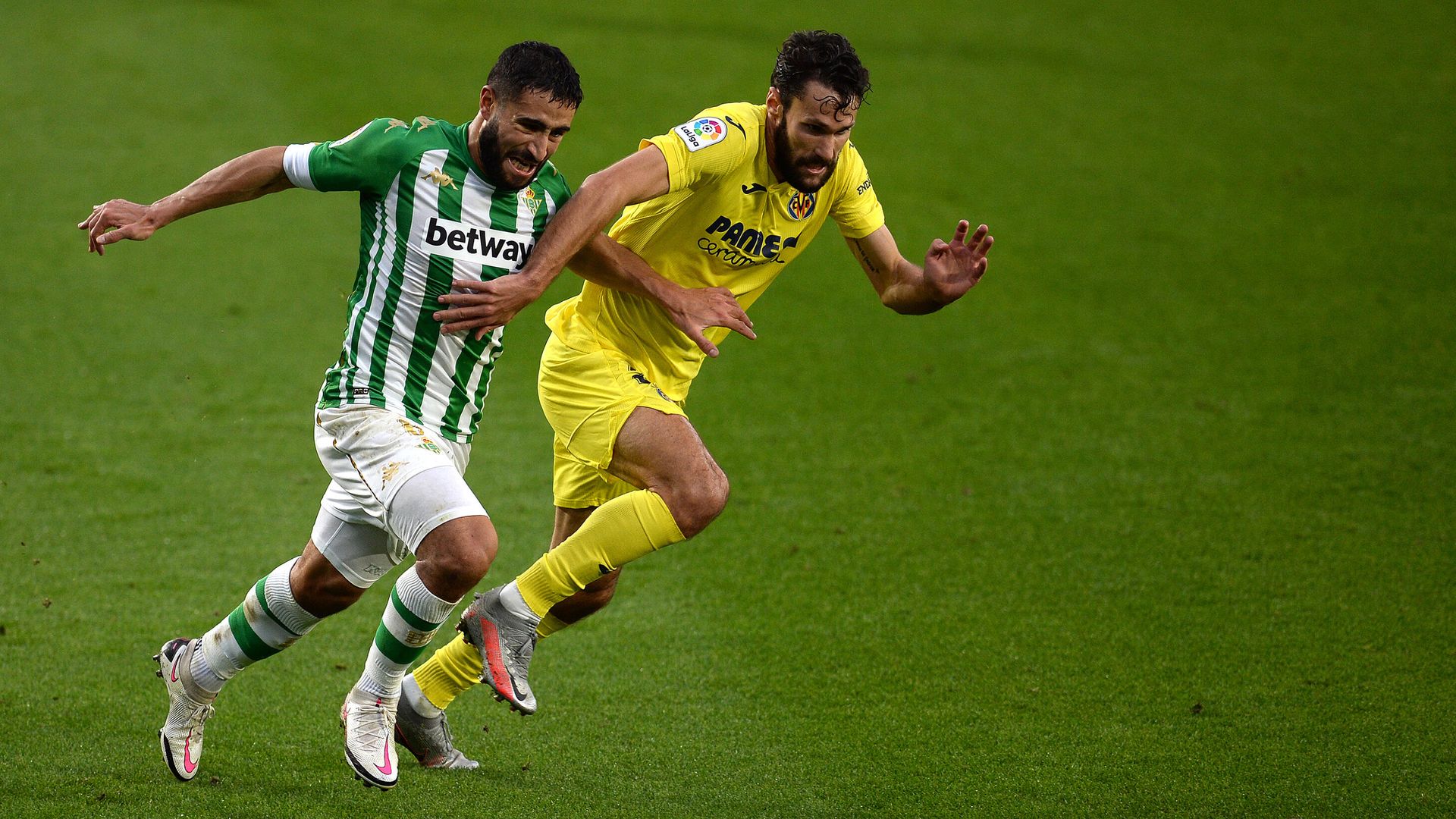 Villarreal's Spanish defender Alfonso Pedraza (R) vies for the ball with Real Betis' French midfielder Nabil Fekir during the Spanish league football match between Real Betis and Villarreal CF at the Benito Villamarin stadium in Seville on December 13, 2020. (Photo by CRISTINA QUICLER / AFP) Villarreal's Spanish defender Alfonso Pedraza (R) vies for the ball with Real Betis' French midfielder Nabil Fekir during the Spanish league football match between Real Betis and Villarreal CF at the Benito Villamarin stadium in Seville on December 13, 2020. (Photo by CRISTINA QUICLER / AFP) - РИА Новости, 1920, 13.12.2020