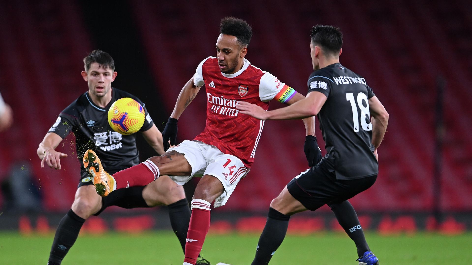 Arsenal's Gabonese striker Pierre-Emerick Aubameyang (C) controls the ball in front of Burnley's English defender James Tarkowski (L) and Burnley's English midfielder Ashley Westwood (R) during the English Premier League football match between Arsenal and Burnley at the Emirates Stadium in London on December 13, 2020. (Photo by Laurence Griffiths / POOL / AFP) / RESTRICTED TO EDITORIAL USE. No use with unauthorized audio, video, data, fixture lists, club/league logos or 'live' services. Online in-match use limited to 120 images. An additional 40 images may be used in extra time. No video emulation. Social media in-match use limited to 120 images. An additional 40 images may be used in extra time. No use in betting publications, games or single club/league/player publications. / Arsenal's Gabonese striker Pierre-Emerick Aubameyang (C) controls the ball in front of Burnley's English defender James Tarkowski (L) and Burnley's English midfielder Ashley Westwood (R) during the English Premier League football match between Arsenal and Burnley at the Emirates Stadium in London on December 13, 2020. (Photo by Laurence Griffiths / POOL / AFP) / RESTRICTED TO EDITORIAL USE. No use with unauthorized audio, video, data, fixture lists, club/league logos or 'live' services. Online in-match use limited to 120 images. An additional 40 images may be used in extra time. No video emulation. Social media in-match use limited to 120 images. An additional 40 images may be used in extra time. No use in betting publications, games or single club/league/player publications. / - РИА Новости, 1920, 14.12.2020