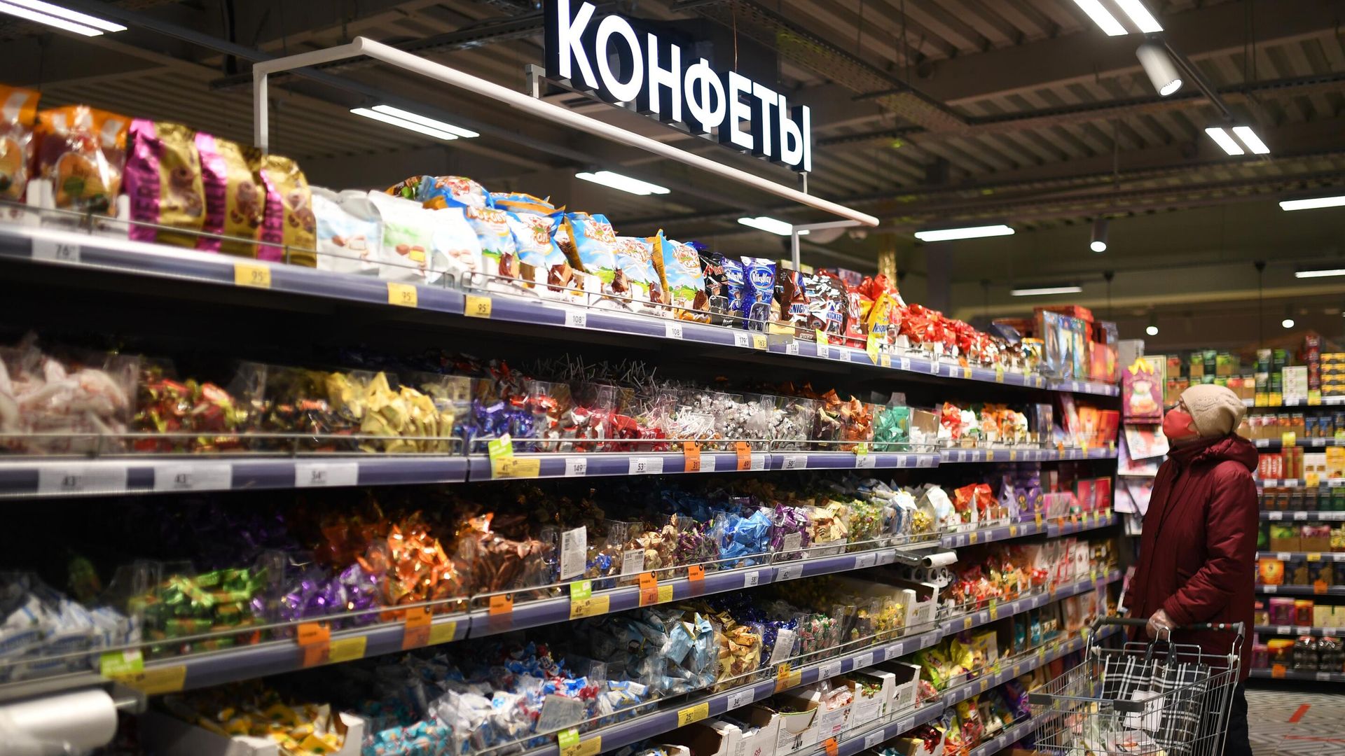Женщина выбирает конфеты в магазине Женщина выбирает конфеты в магазине - РИА Новости, 1920, 14.02.2023
