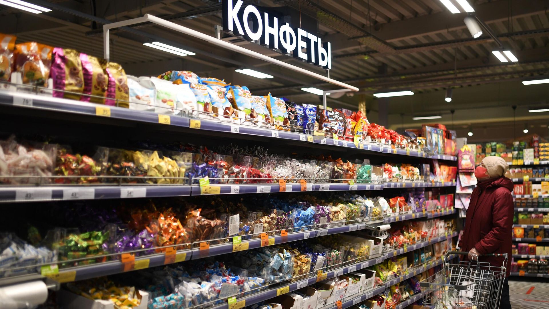Женщина выбирает конфеты в одном из магазинов сети Пятерочка в Москве Женщина выбирает конфеты в одном из магазинов сети Пятерочка в Москве - РИА Новости, 1920, 14.12.2020