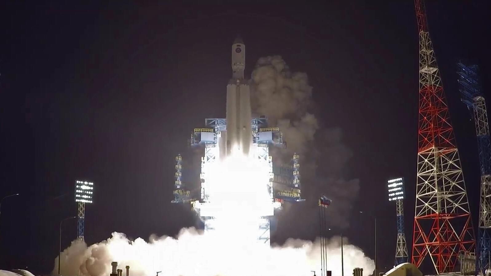 Запуск тяжелой ракеты-носителя Ангара-5 с разгонным блоком Бриз-М с макетом спутника на космодроме Плесецк. Стоп-кадр видео - РИА Новости, 1920, 24.12.2020