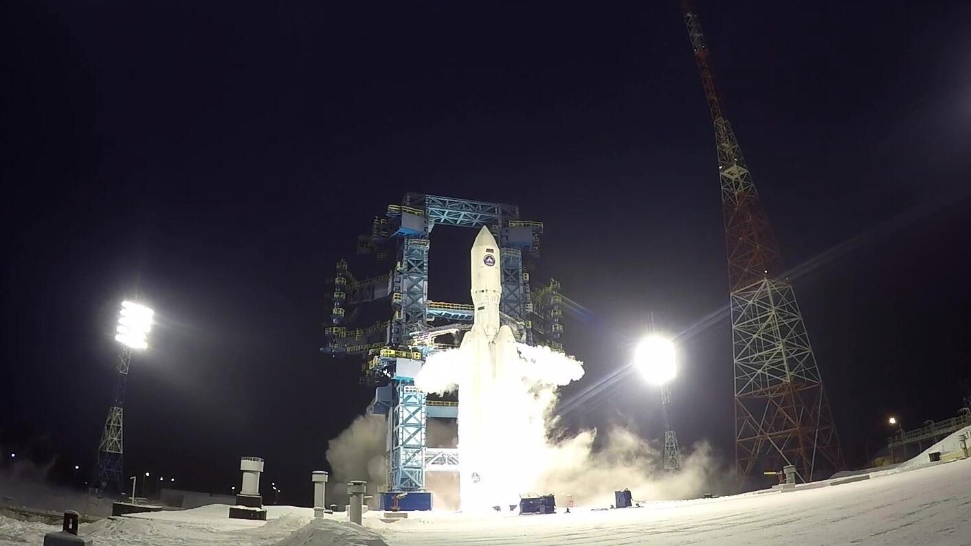 Запуск тяжелой ракеты-носителя Ангара-5 с разгонным блоком Бриз-М с макетом спутника на космодроме Плесецк. Стоп-кадр видео Запуск тяжелой ракеты-носителя Ангара-5 с разгонным блоком Бриз-М с макетом спутника на космодроме Плесецк. Стоп-кадр видео - РИА Новости, 1920, 24.12.2020