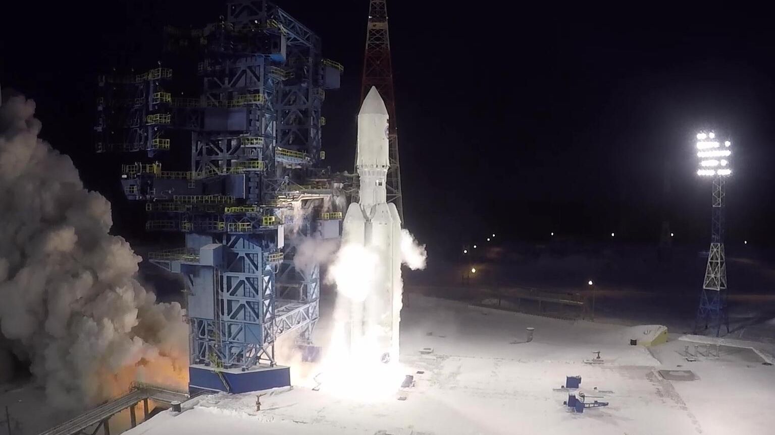 Запуск тяжелой ракеты-носителя Ангара-5 с разгонным блоком Бриз-М с макетом спутника на космодроме Плесецк. Стоп-кадр видео - РИА Новости, 1920, 13.10.2022