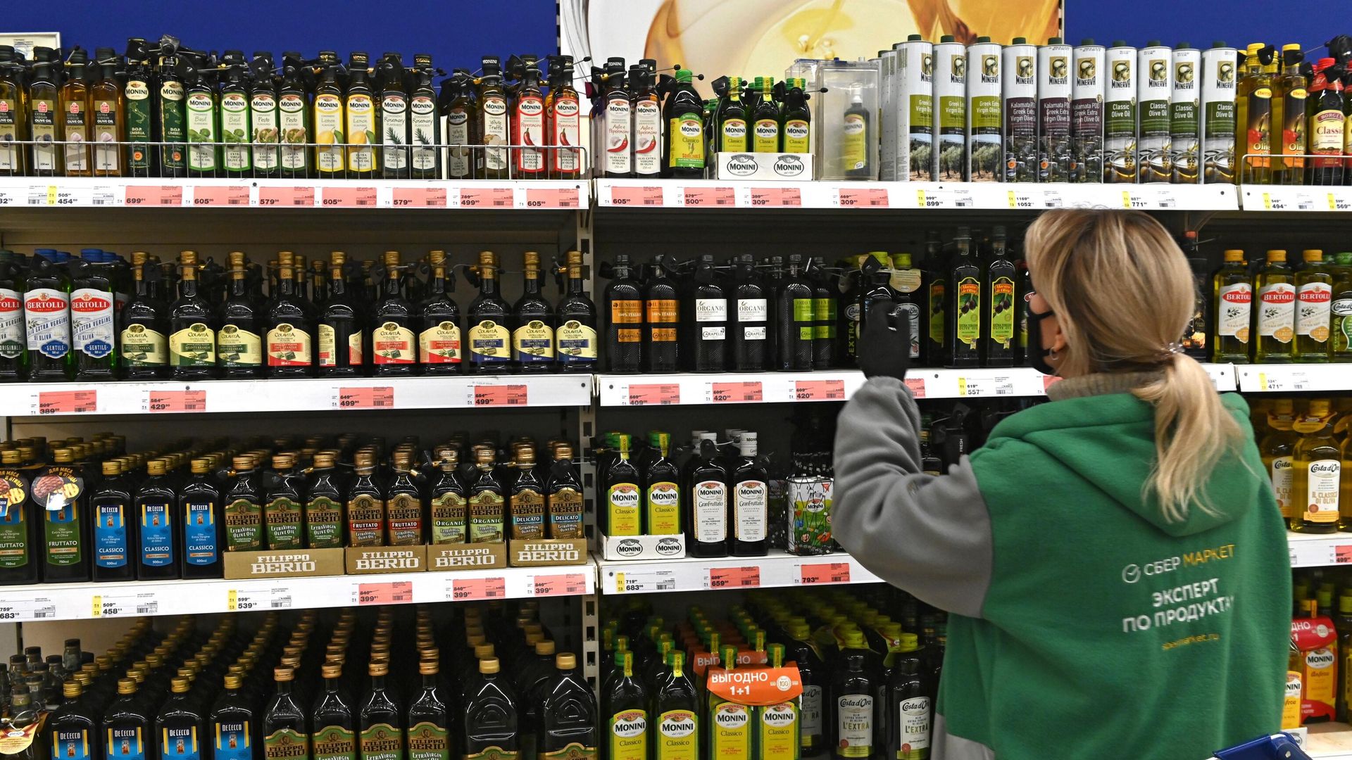 Продавец расставляет бутылки с растительным маслом на полке магазина - РИА Новости, 1920, 14.12.2020