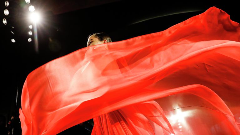 Модель на показе Brandon Maxwell Модель на показе Brandon Maxwell