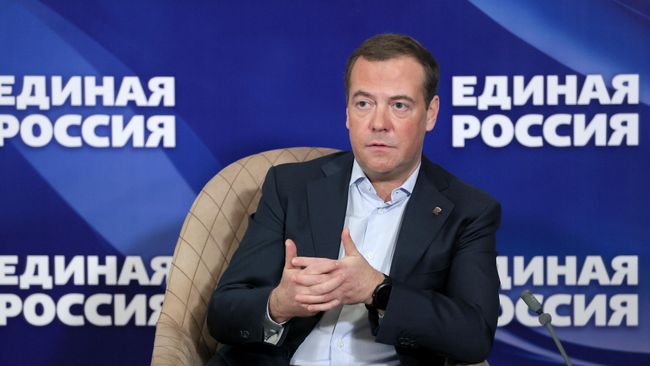 Председатель партии Единая Россия Дмитрий Медведев