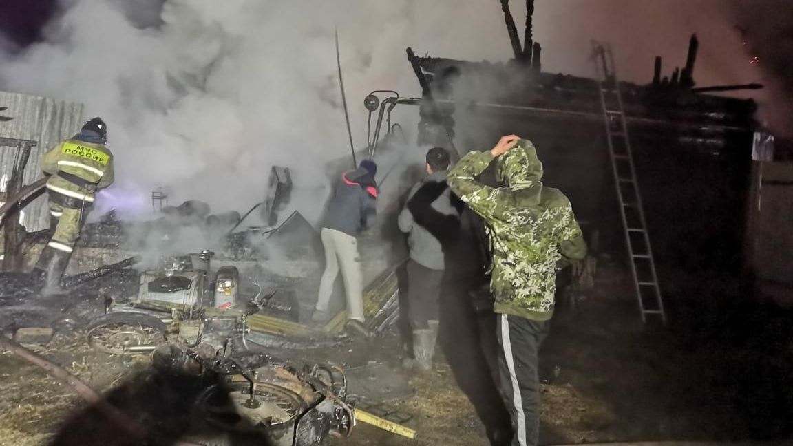 Тушение пожара в доме милосердия по улице Кизильской в селе Ишбулдино, Башкирия - РИА Новости, 1920, 15.12.2020