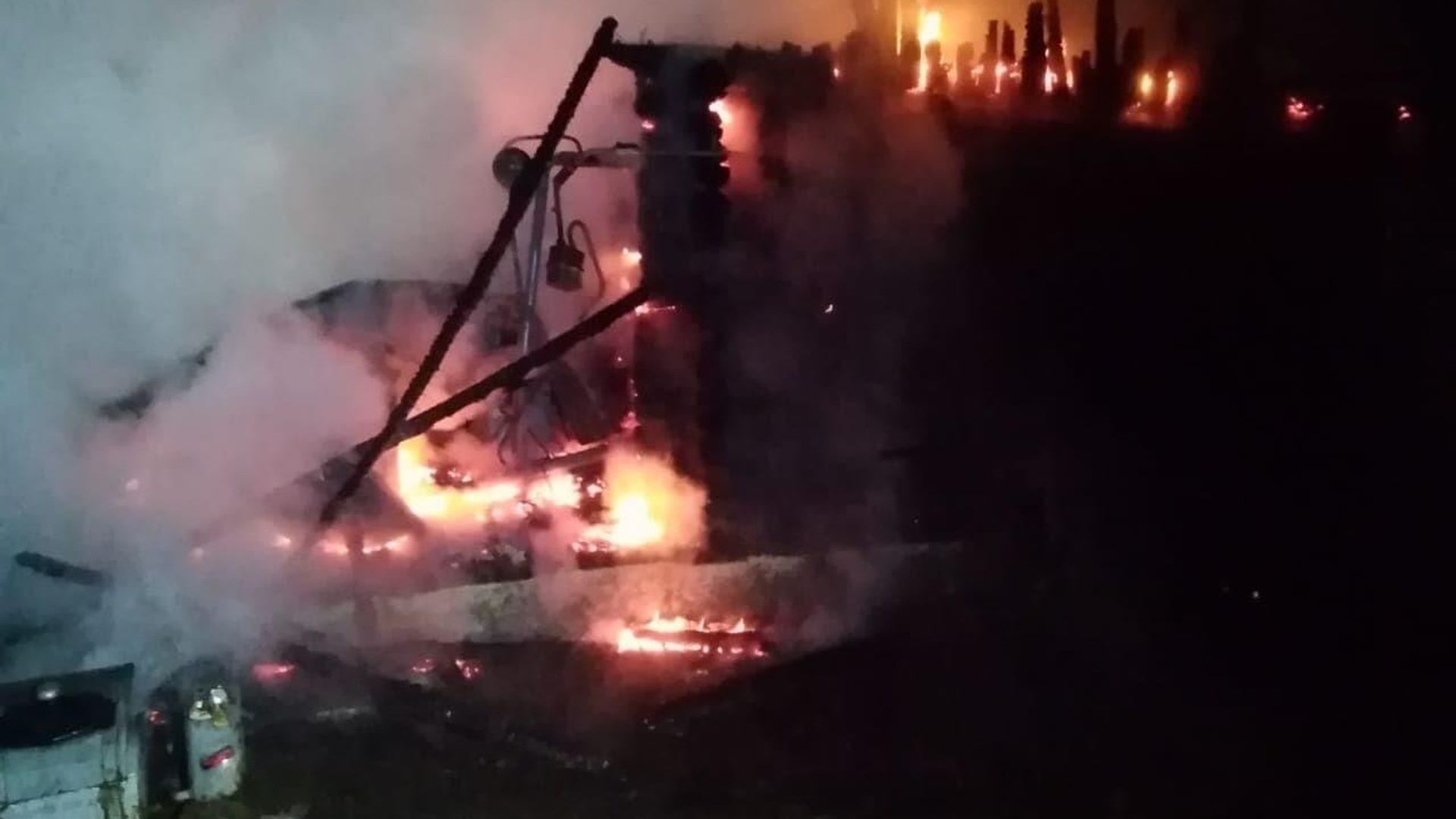 Пожар в доме престарелых в Абзелиловском районе Башкирии Пожар в доме престарелых в Абзелиловском районе Башкирии - РИА Новости, 1920, 14.07.2021