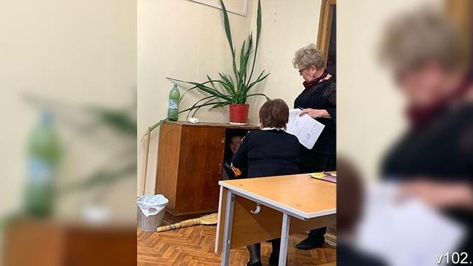 Фото ученика, сидящего в тумбочке в классе школы в Волгограде, опубликованное на сайте v102.ru Фото ученика, сидящего в тумбочке в классе школы в Волгограде, опубликованное на сайте v102.ru - РИА Новости, 1920, 15.12.2020
