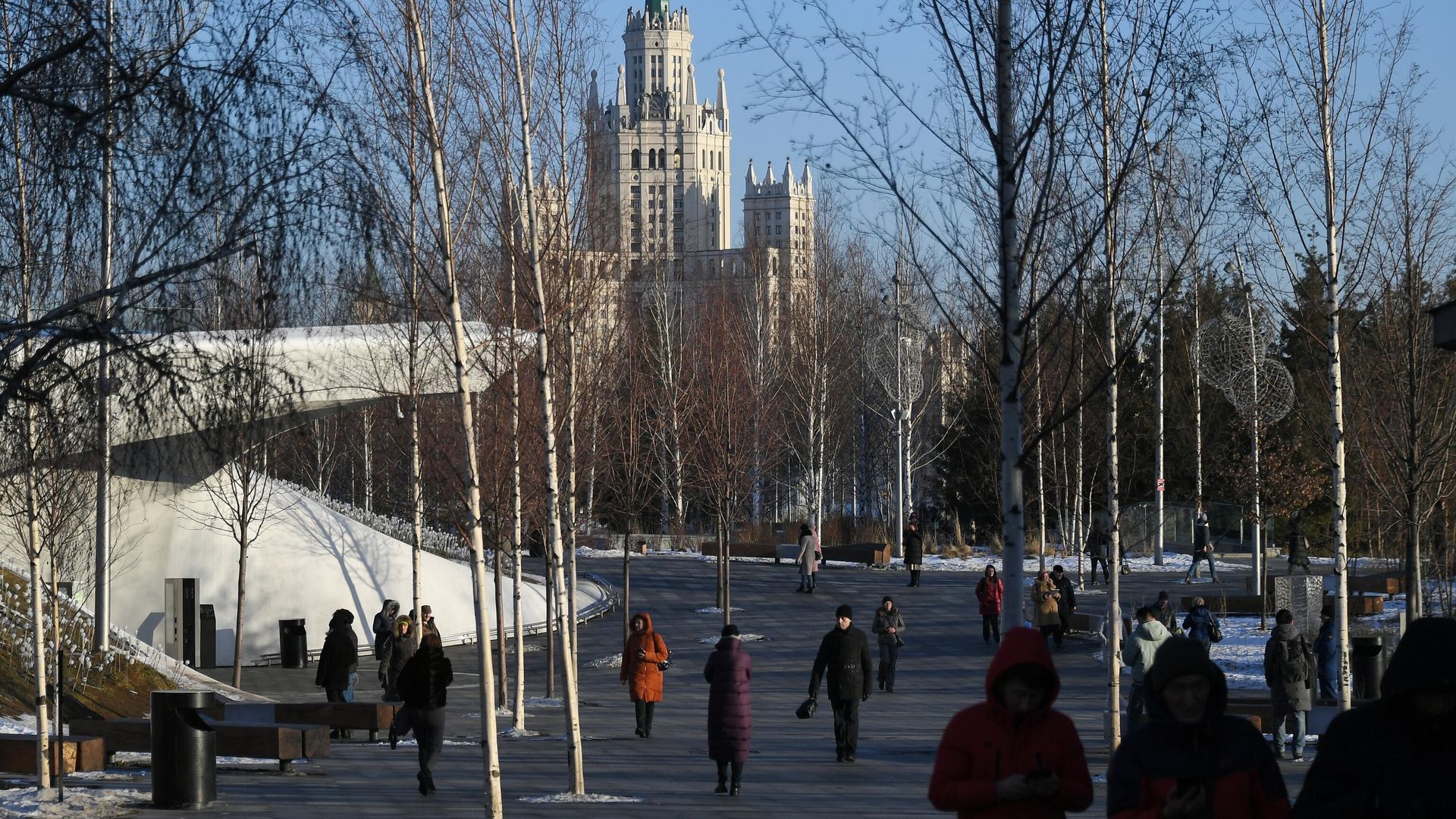Посетители парка Зарядье в Москве Посетители парка Зарядье в Москве - РИА Новости, 1920, 22.03.2021