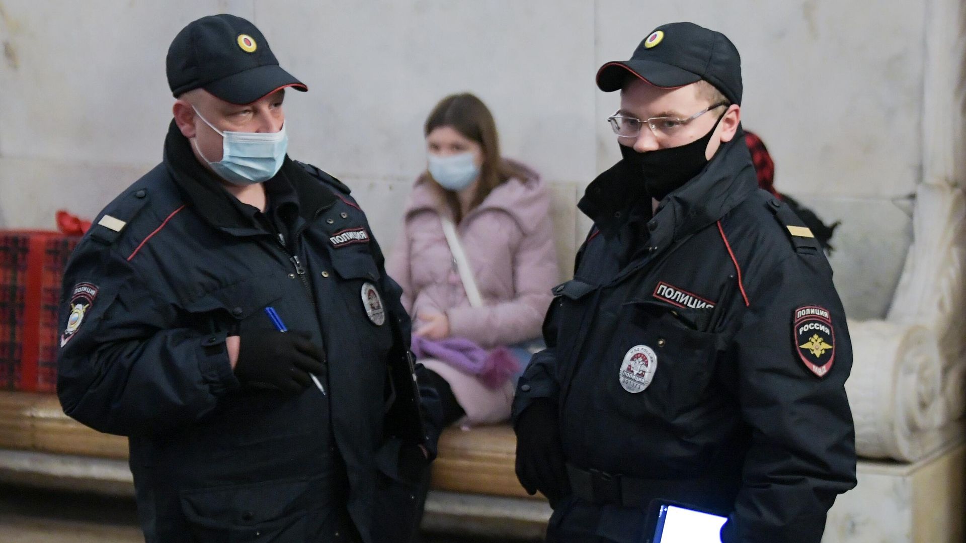 Представители правоохранительных органов в защитных масках на станции в московском метрополитене - РИА Новости, 1920, 27.12.2020