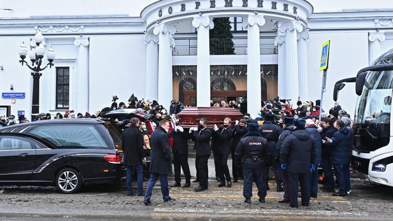 Вынос гроба с телом актера театра и кино, народным артистом РСФСР Валентином Гафтом Вынос гроба с телом актера театра и кино, народным артистом РСФСР Валентином Гафтом