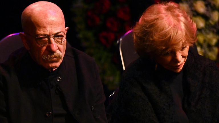Вдова В.Гафта актриса Ольга Остроумова и певец Александр Розенбаум на церемонии прощания с актером театра и кино, народным артистом РСФСР Валентином Гафтом в московском театре Современник Вдова В.Гафта актриса Ольга Остроумова и певец Александр Розенбаум на церемонии прощания с актером театра и кино, народным артистом РСФСР Валентином Гафтом в московском театре Современник