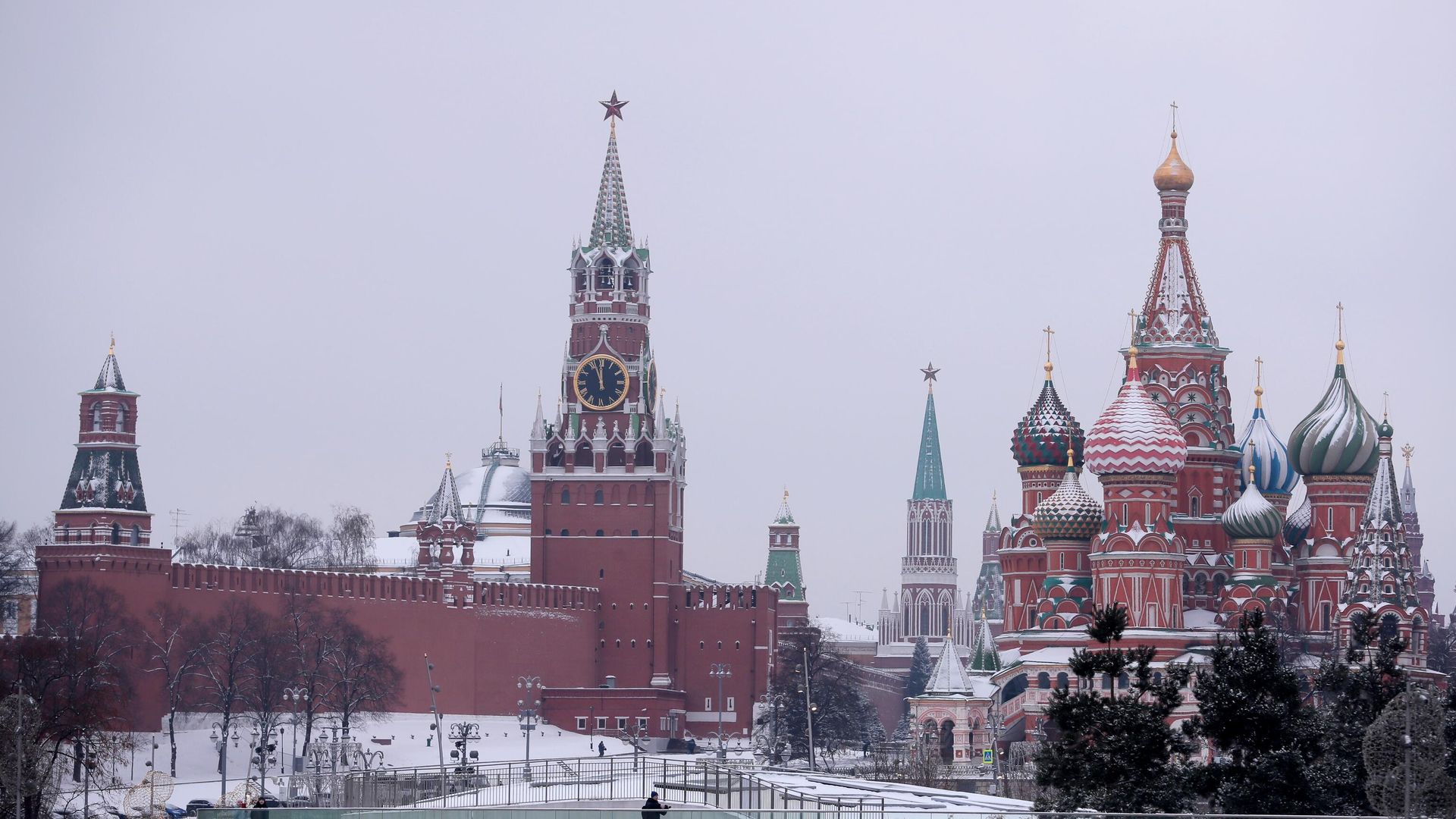 Вид из парка Зарядье на Покровский собор и Спасскую башню Московского Кремля Вид из парка Зарядье на Покровский собор и Спасскую башню Московского Кремля - РИА Новости, 1920, 10.01.2021