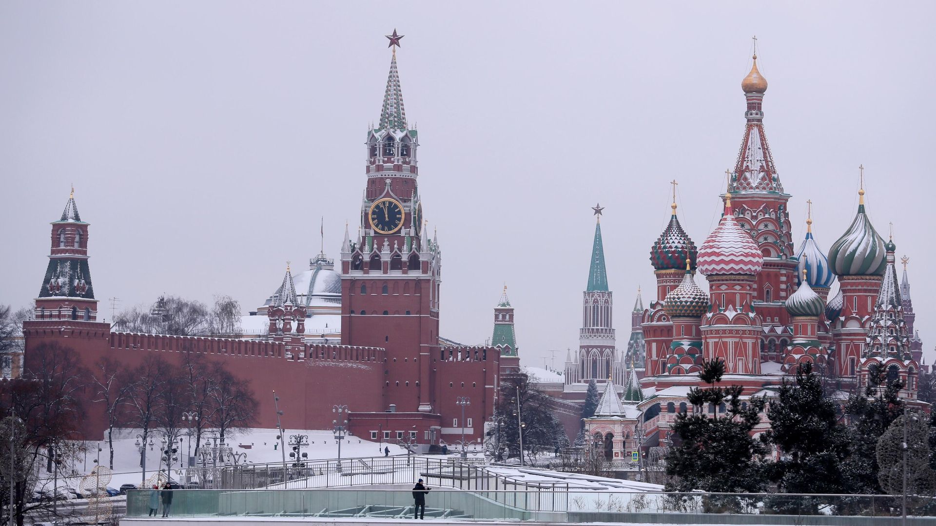 Вид из парка Зарядье на Покровский собор и Спасскую башню Московского Кремля Вид из парка Зарядье на Покровский собор и Спасскую башню Московского Кремля - РИА Новости, 1920, 13.01.2022