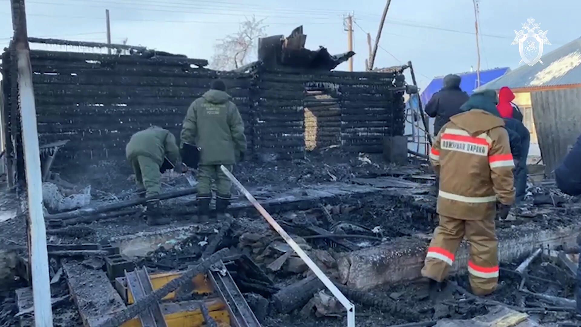 Сотрудники МЧС на месте пожара в доме престарелых в Абзелиловском районе Башкирии - РИА Новости, 1920, 16.12.2020