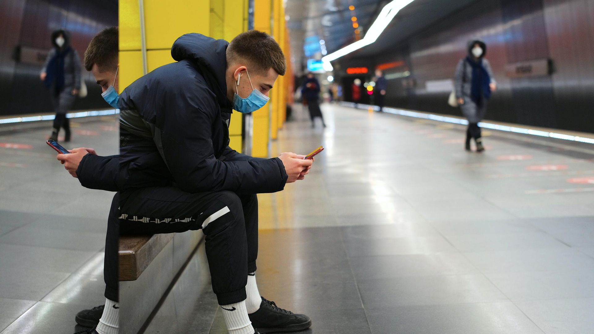 Молодой человек в защитной маске на платформе метро Жулебино Московского метрополитена Молодой человек в защитной маске на платформе метро Жулебино Московского метрополитена - РИА Новости, 1920, 15.11.2021