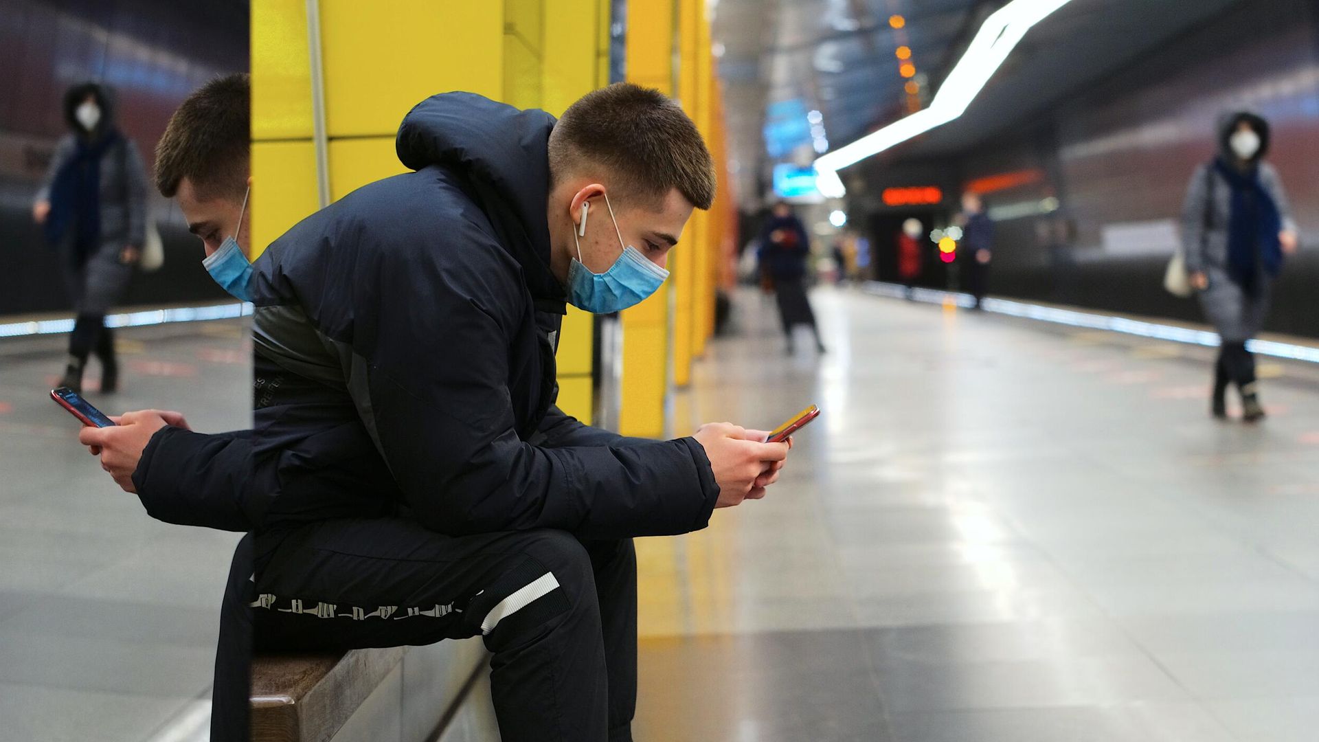 Молодой человек в защитной маске на платформе метро Жулебино Московского метрополитена Молодой человек в защитной маске на платформе метро Жулебино Московского метрополитена - РИА Новости, 1920, 29.12.2020