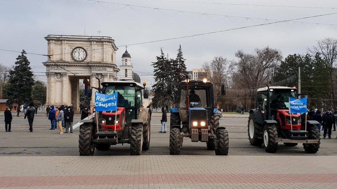 Тракторы на площади у здания правительства Молдавии в Кишиневе Тракторы на площади у здания правительства Молдавии в Кишиневе - РИА Новости, 1920, 15.12.2020