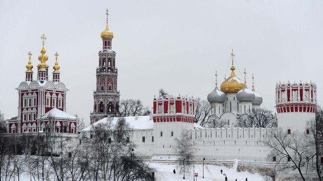 Москвичи гуляют у стен Новодевичьего монастыря