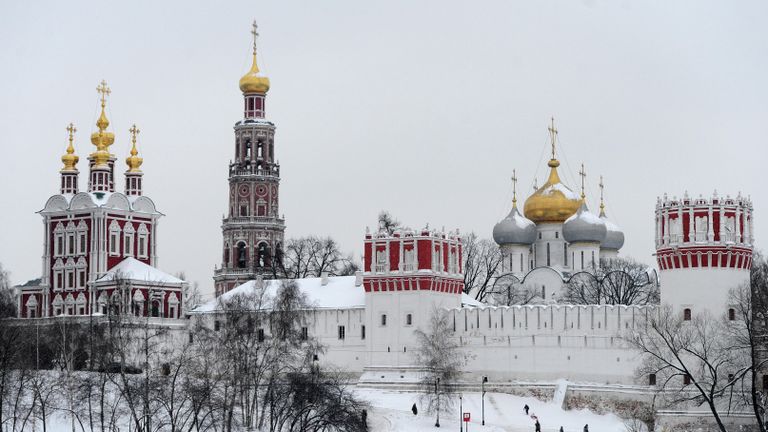Москвичи гуляют у стен Новодевичьего монастыря Москвичи гуляют у стен Новодевичьего монастыря