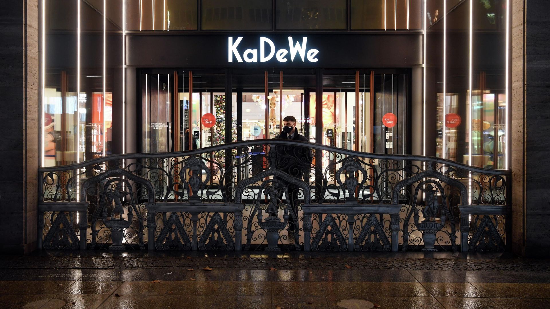 Охранник у входа в универмаг KaDeWe перед началом самоизоляции жителей в Берлине, Германия Охранник у входа в универмаг KaDeWe перед началом самоизоляции жителей в Берлине, Германия - РИА Новости, 1920, 16.12.2020