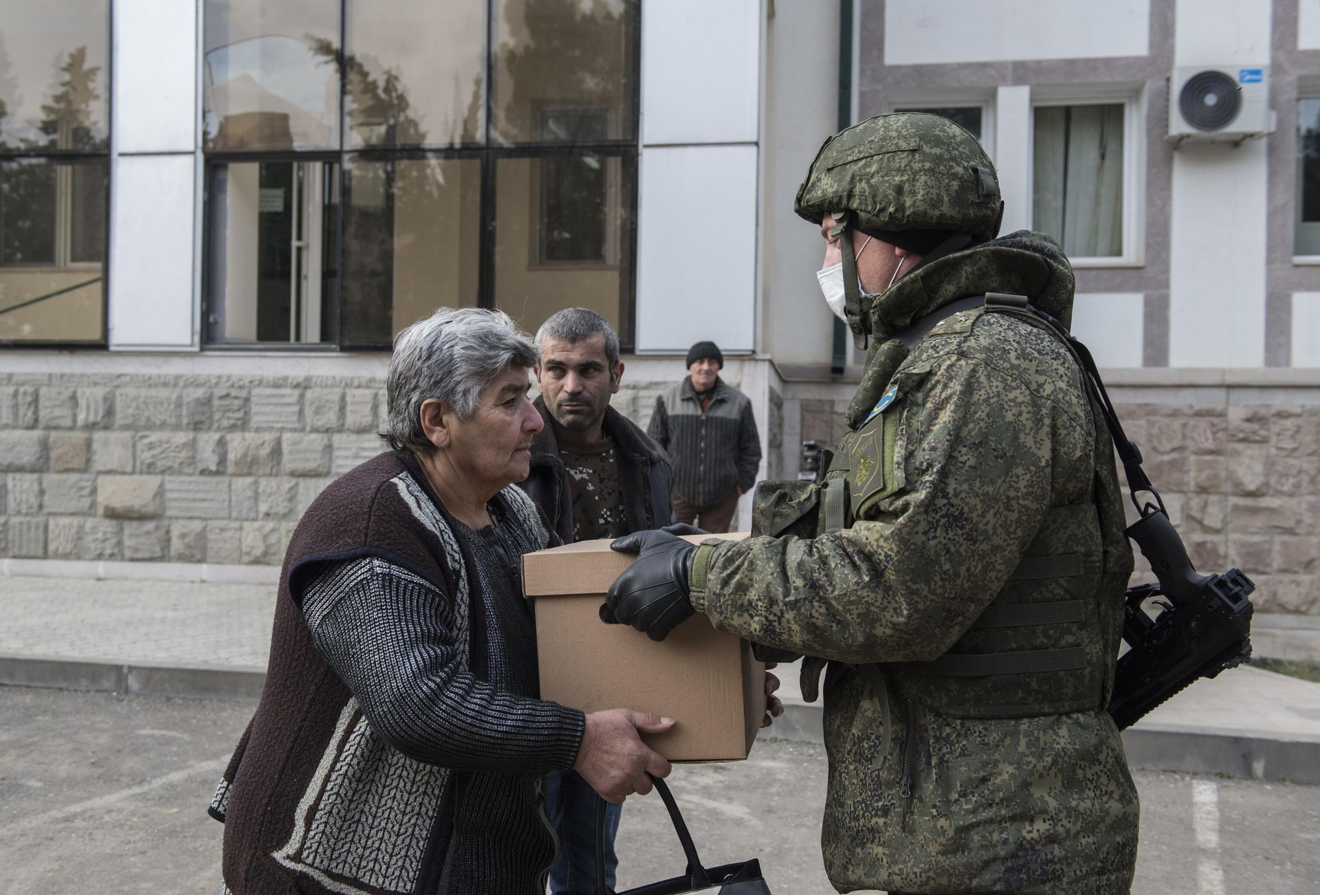 Военнослужащий российского Центра по примирению враждующих сторон раздает гуманитарную помощь жителям города Мартакерт Военнослужащий российского Центра по примирению враждующих сторон раздает гуманитарную помощь жителям города Мартакерт - РИА Новости, 1920, 16.12.2020