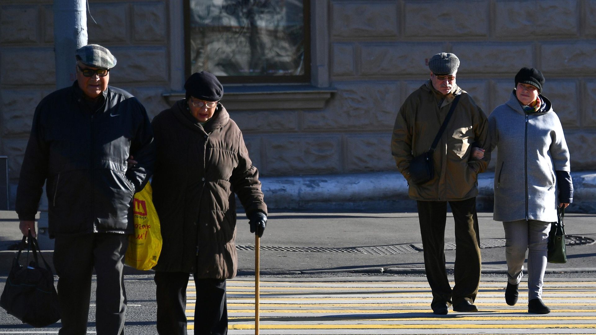Прохожие на пешеходном переходе в Москве Прохожие на пешеходном переходе в Москве - РИА Новости, 1920, 05.03.2021