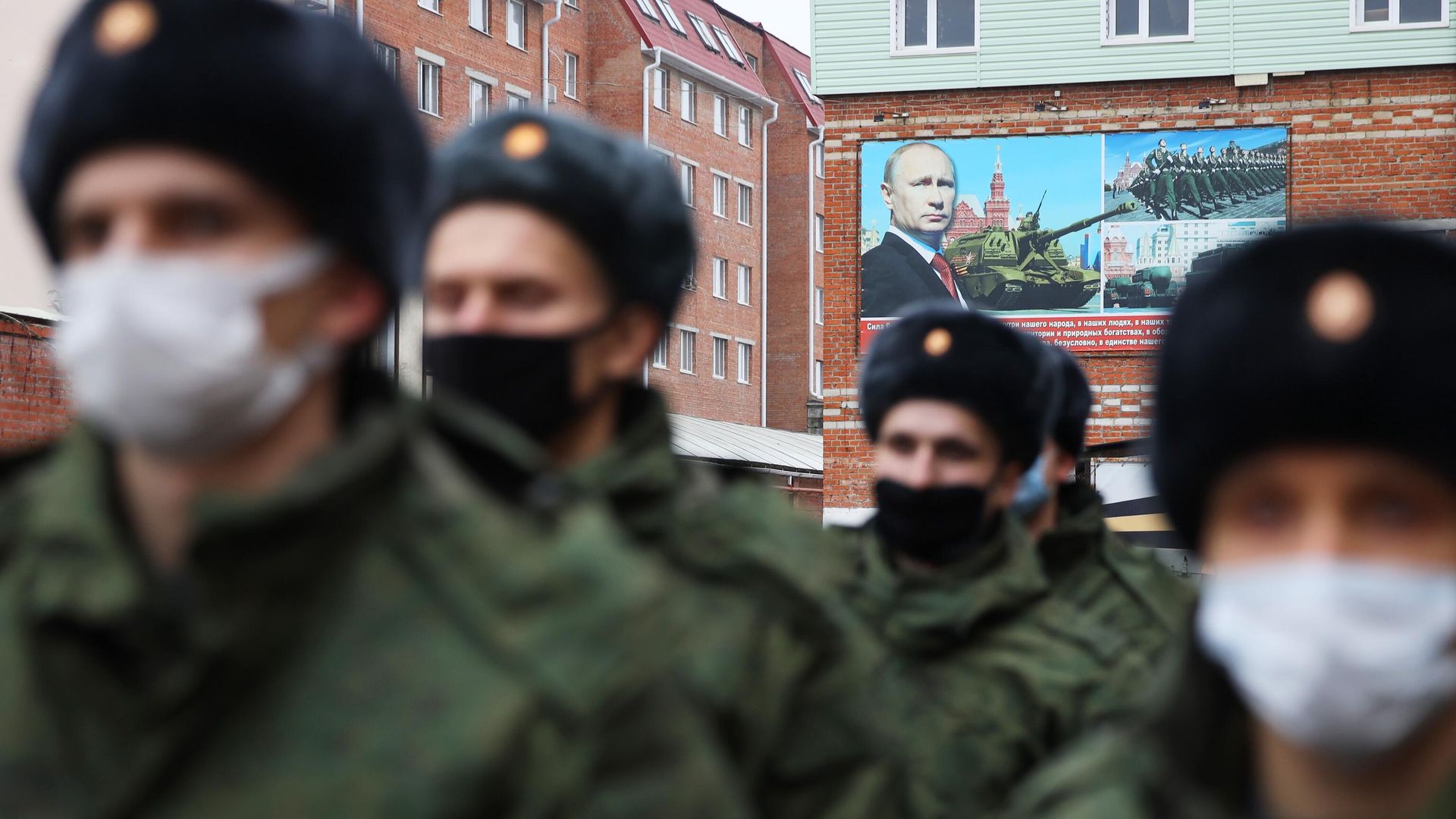 Призывники перед отправкой на службу в Президентский полк у сборного пункта Краснодарского края Призывники перед отправкой на службу в Президентский полк у сборного пункта Краснодарского края - РИА Новости, 1920, 25.12.2020
