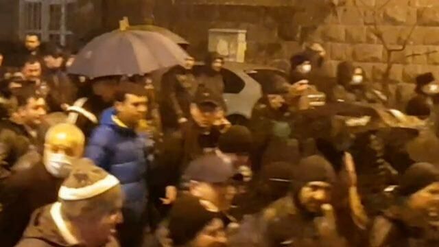Шествие с музыкой и под дождем: новые протесты в Ереване Шествие с музыкой и под дождем: новые протесты в Ереване - РИА Новости, 1920, 16.12.2020
