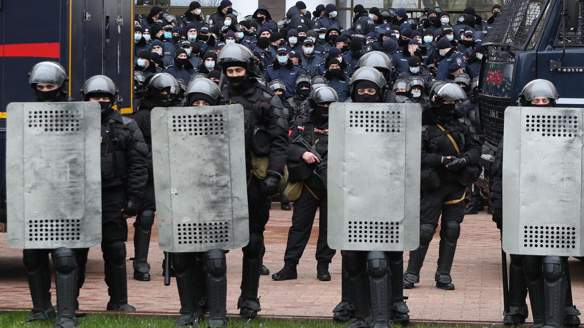 Сотрудники правоохранительных органов во время акции протеста в Кишиневе Сотрудники правоохранительных органов во время акции протеста в Кишиневе - РИА Новости, 1920, 11.10.2022