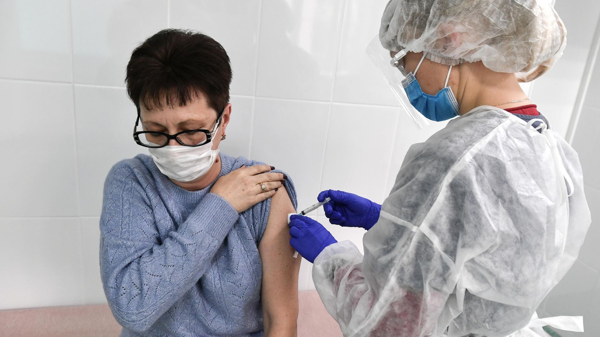 Медицинский работник во время вакцинации населения в Симферополе Медицинский работник во время вакцинации населения в Симферополе - РИА Новости, 1920, 17.12.2020