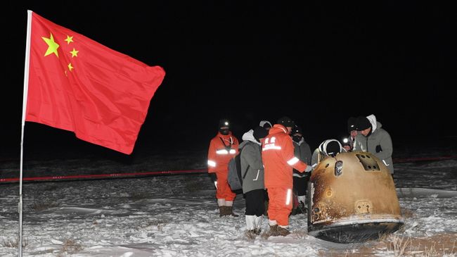 Возвращаемый модуль китайского зонда по исследованию Луны Чанъэ-5 с образцами лунного грунта после приземления