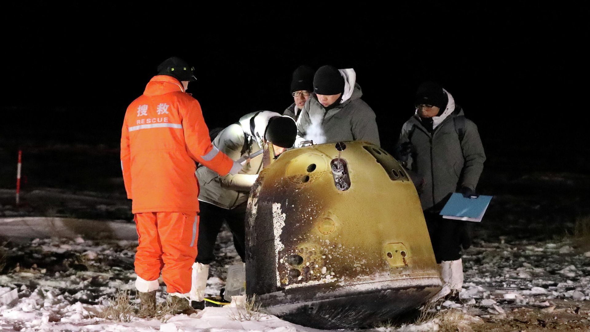 Капсула китайского зонда Чанъэ-5 с образцами лунного грунта после приземления Капсула китайского зонда Чанъэ-5 с образцами лунного грунта после приземления - РИА Новости, 1920, 16.12.2020