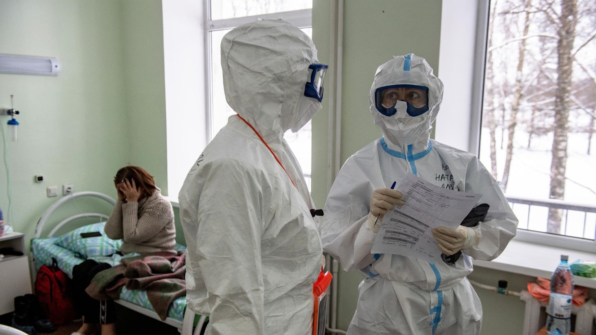 Медицинские работники во время обхода в госпитале для лечения больных COVID-19 в Тверской областной больнице - РИА Новости, 1920, 23.12.2020